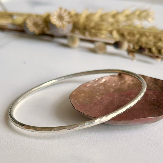 A simple and beautiful round bangle classically hammer textured.